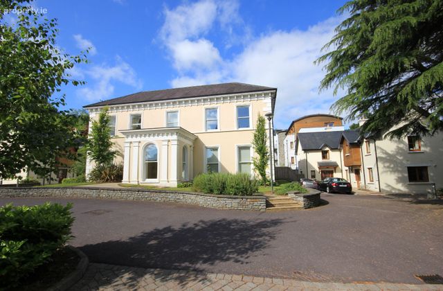 4 Douglas House, Maryborough Hill, Rochestown, Co. Cork - Click to view photos