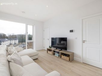 32 Woodbrook Court, Shankill, Dublin 18 - Image 3