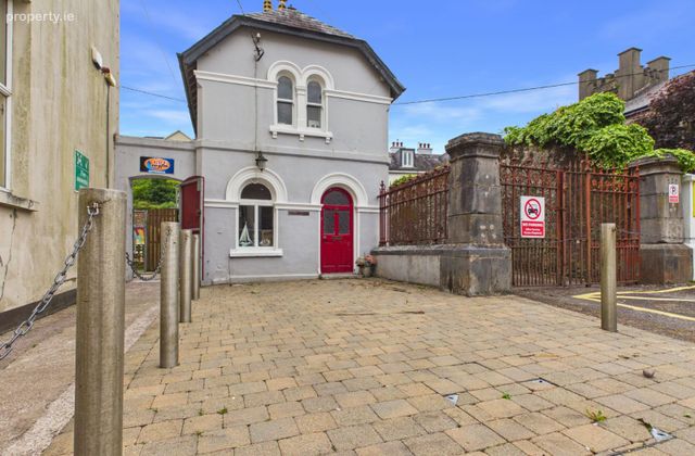 South Abbey Cottage, South Abbey, Youghal, Co. Cork - Click to view photos