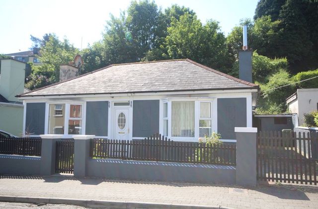 Avoca, O'mahoney Avenue, Bandon, Co. Cork - Click to view photos