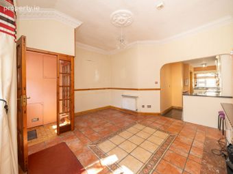14 Gray Square, The Coombe, Dublin 8 - Image 2