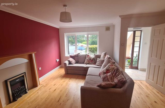 4 Esker Pines, Lucan, Co. Dublin - Click to view photos