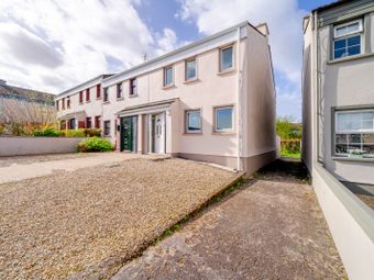 113 Springfield Court, Castlebar, Castlebar, Co. Mayo - Image 2