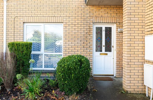 25 Ballyowen Hall, Ballyowen Lane, Lucan, Co. Dublin - Click to view photos