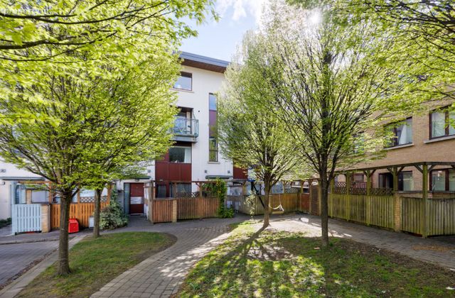 4 Castlegate Vale, Adamstown, Lucan, Co. Dublin - Click to view photos