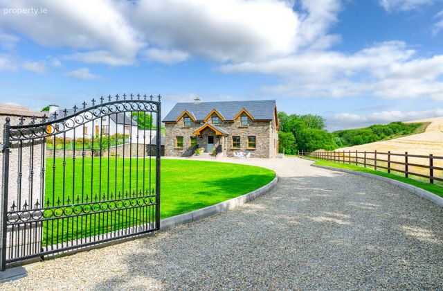 Ballinvarrig, Roberts Cove, Minane Bridge, Co. Cork - Click to view photos