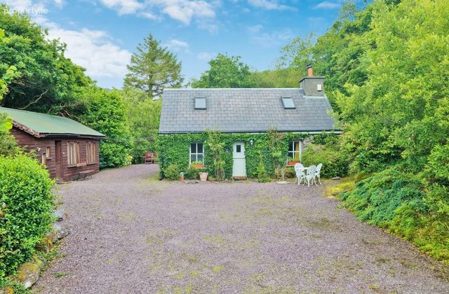 Derreendrislagh, Sneem, Castlecove, Co. Kerry - Click to view photos