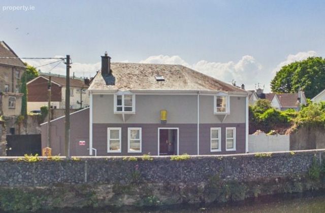 Old Bridge House, The Weir, South Quay, Carrickbeg, Carrickbeg, Co. Tipperary - Click to view photos