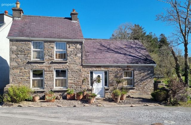 Station Road, Annascaul, Dingle, Co. Kerry - Click to view photos