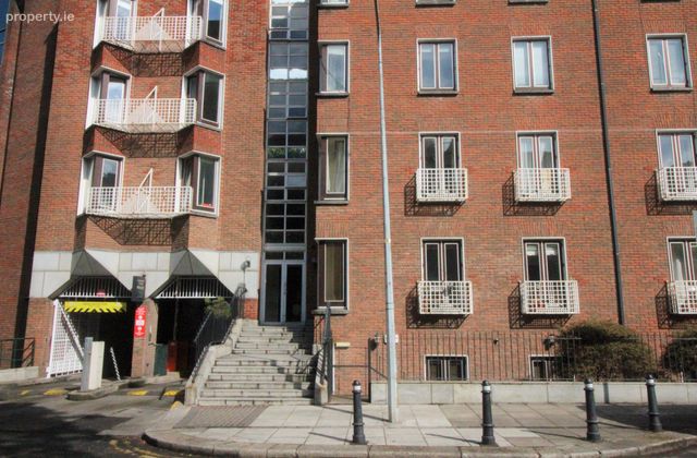 Apartment 32, Earlsfort Court, 16 Hatch Street Lower, Dublin 2 - Click to view photos