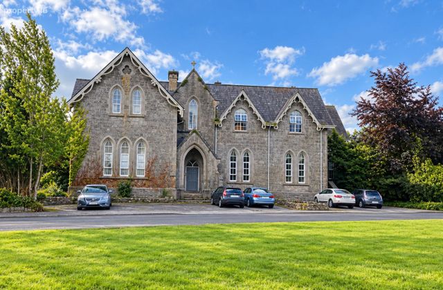 5 College House, The Pines, Ballinasloe, Co. Galway - Click to view photos