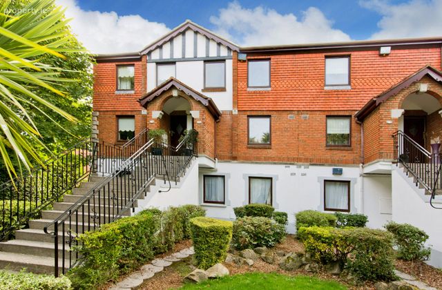 4 White Oaks, Roebuck Road, Goatstown, Dublin 14 - Click to view photos