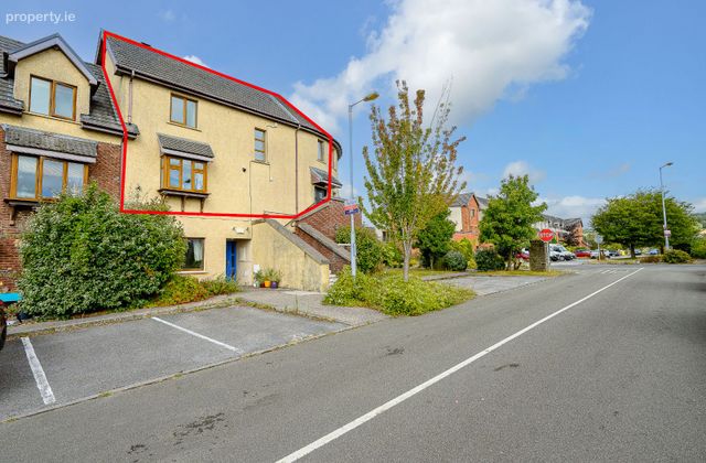 32 Oakbrook, Castlelake, Carrigtwohill, Co. Cork - Click to view photos