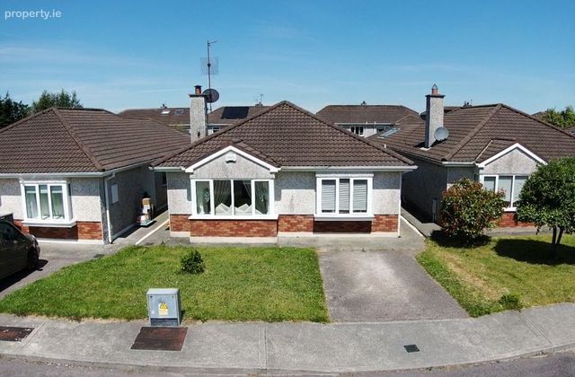 3 Clevedon Gardens, Kilmoney Road Upper, Carrigaline, Co. Cork - Click to view photos
