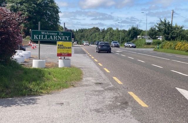 Cork Road, Lissyvigeen, Killarney, Co. Kerry - Click to view photos