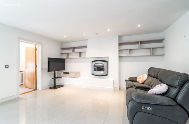 Brennanstown Square, Dublin 18, Cabinteely, Dublin 18 - Click to view photos