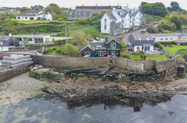 D&uacute;neen, Summercove, Kinsale, Co. Cork - Click to view photos