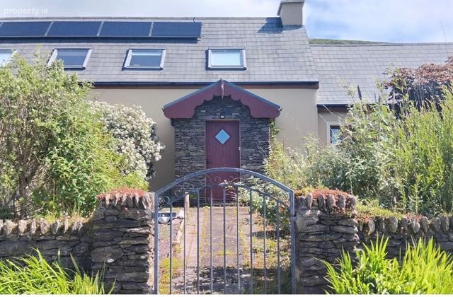 Lateeve Beg, Ballyferriter, Ballineanig, Co. Kerry - Click to view photos