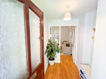 8 Gleann Na R&iacute;, Druids Valley, Cabinteely, Dublin 18 - Image 2