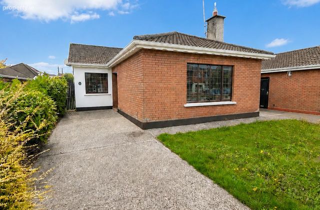 4 Manor Hill, Ballincollig, Carrigrohane, Co. Cork - Click to view photos