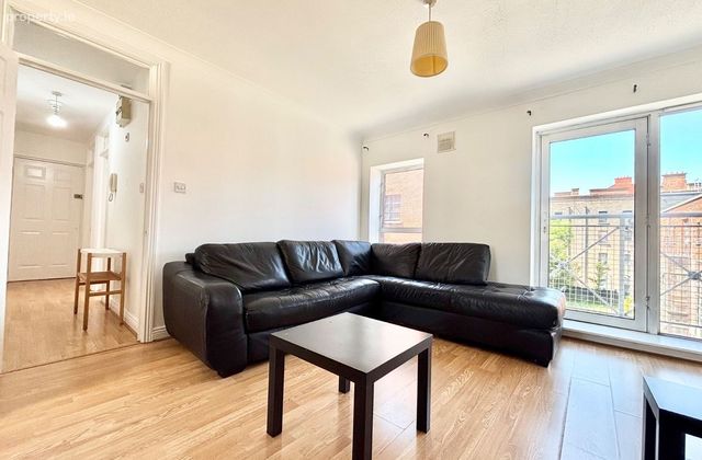 Tuskar Rock, Custom House Harbour Apartments, IFSC, Dublin 1 - Click to view photos